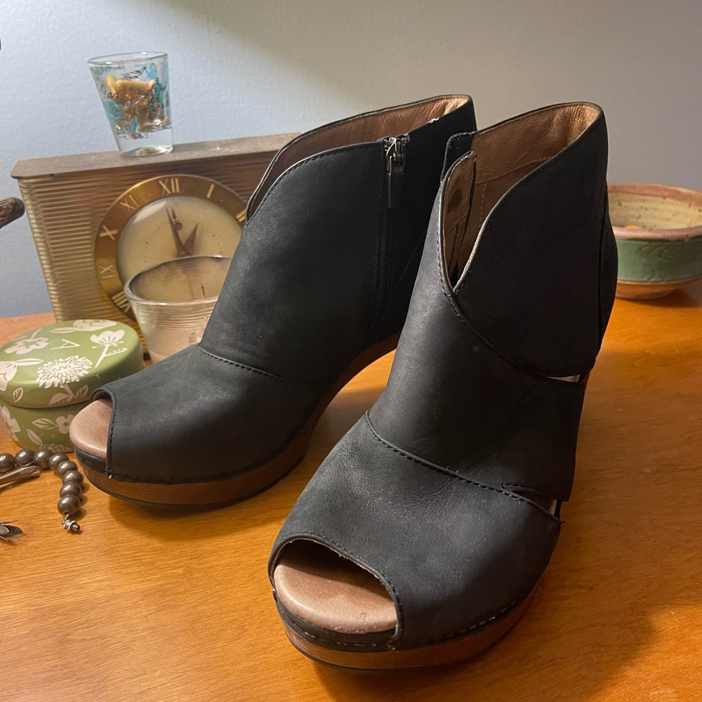 Dansko Delphine⚡️ Black Peep-Toe Wedge Booties ⚡️